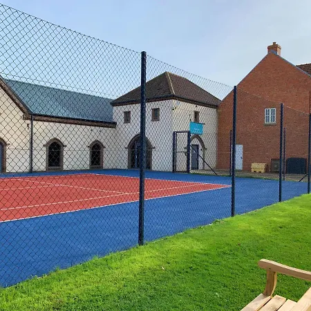 The Blue Anchor, The Bay, 2 Bedrooms With Ensuites, Parking For 2 Cars, 2 Dogs Welcome Holiday home *