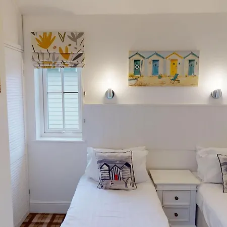 The Blue Anchor, The Bay, 2 Bedrooms With Ensuites, Parking For 2 Cars, 2 Dogs Welcome * Filey