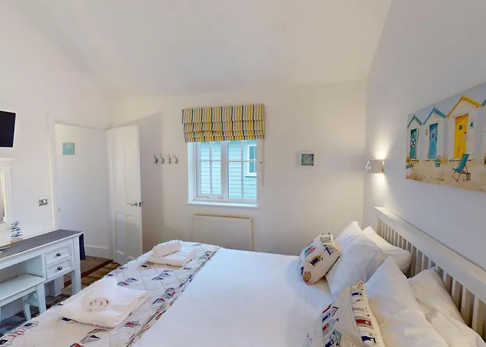 The Blue Anchor, The Bay, 2 Bedrooms With Ensuites, Parking For 2 Cars, 2 Dogs Welcome *