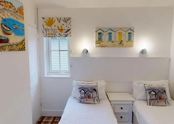 The Blue Anchor, The Bay, 2 Bedrooms With Ensuites, Parking For 2 Cars, 2 Dogs Welcome * Filey