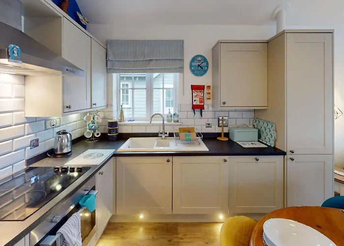 The Blue Anchor, The Bay, 2 Bedrooms With Ensuites, Parking For 2 Cars, 2 Dogs Welcome Holiday home Filey