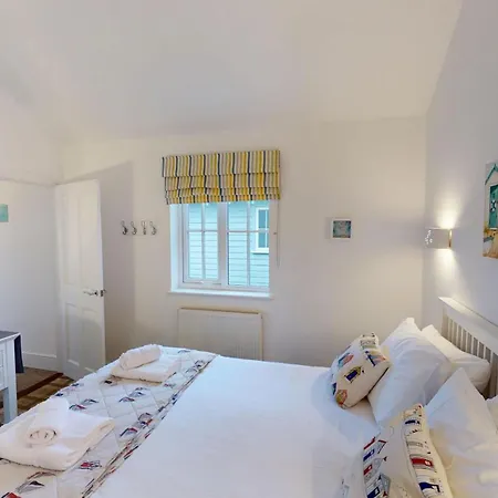 The Blue Anchor, The Bay, 2 Bedrooms With Ensuites, Parking For 2 Cars, 2 Dogs Welcome *