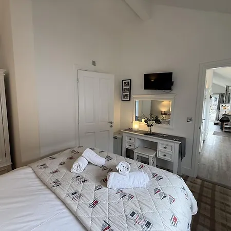 The Blue Anchor, The Bay, 2 Bedrooms With Ensuites, Parking For 2 Cars, 2 Dogs Welcome * Filey
