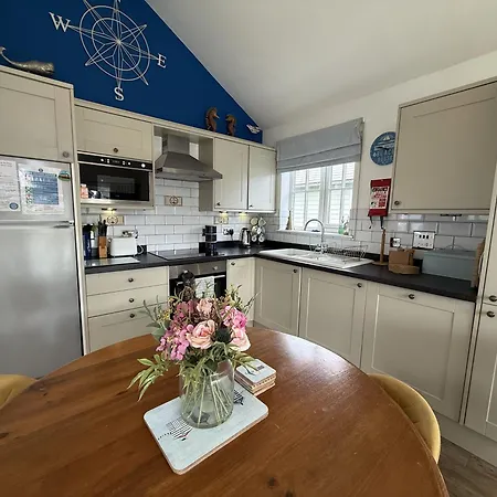 The Blue Anchor, The Bay, 2 Bedrooms With Ensuites, Parking For 2 Cars, 2 Dogs Welcome *