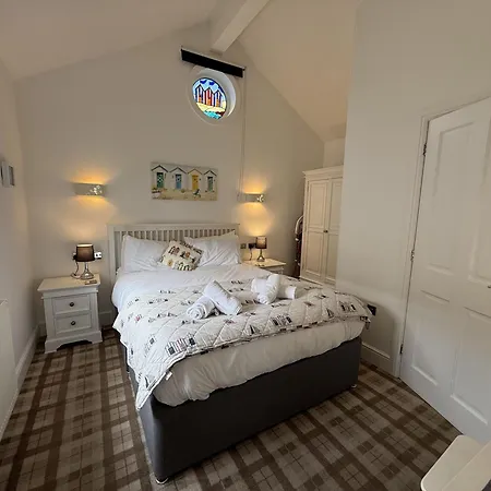 The Blue Anchor, The Bay, 2 Bedrooms With Ensuites, Parking For 2 Cars, 2 Dogs Welcome * Filey
