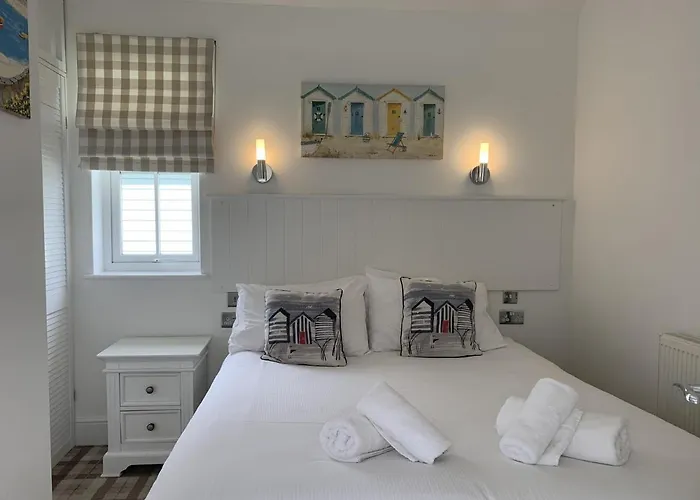 The Blue Anchor, The Bay, 2 Bedrooms With Ensuites, Parking For 2 Cars, 2 Dogs Welcome